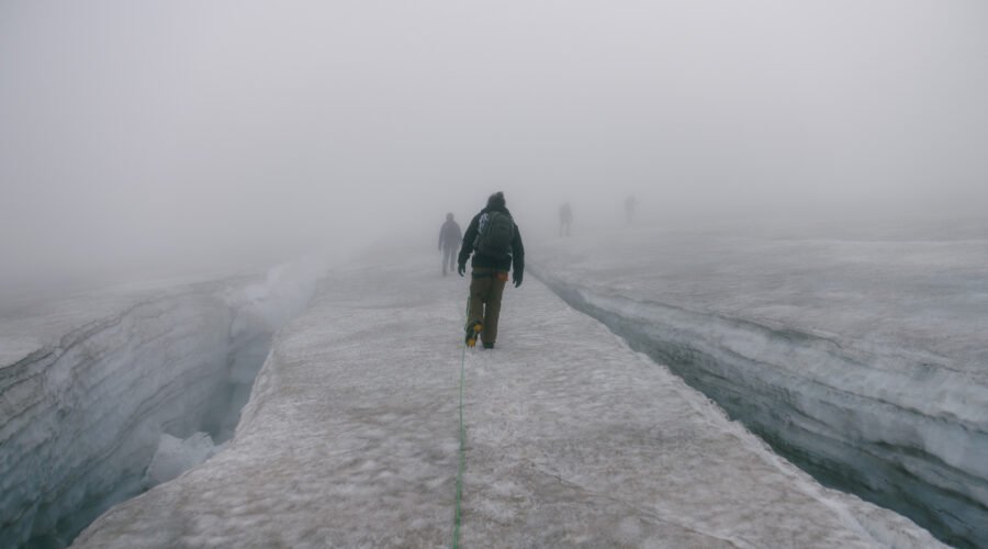 2M8A8556 hiker between two crevasses